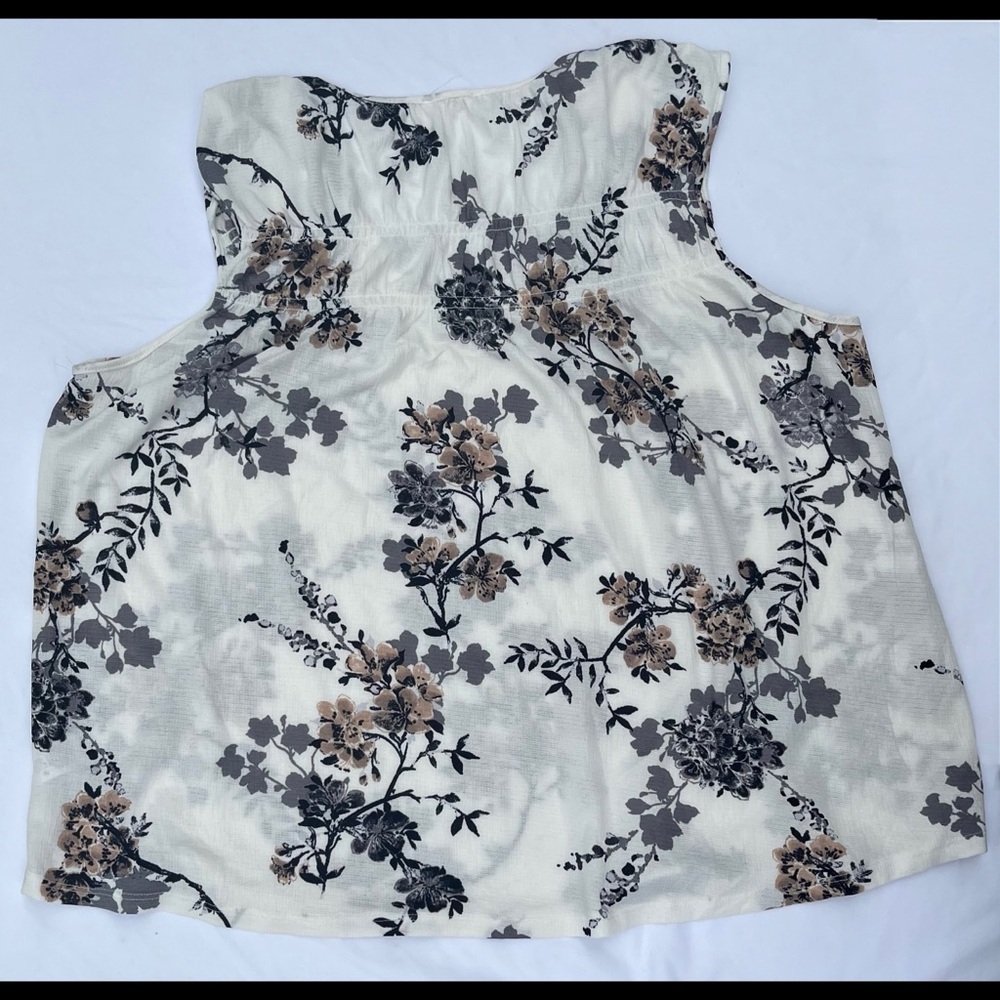 Black and Cream Floral Blouse - Picture 14 of 14